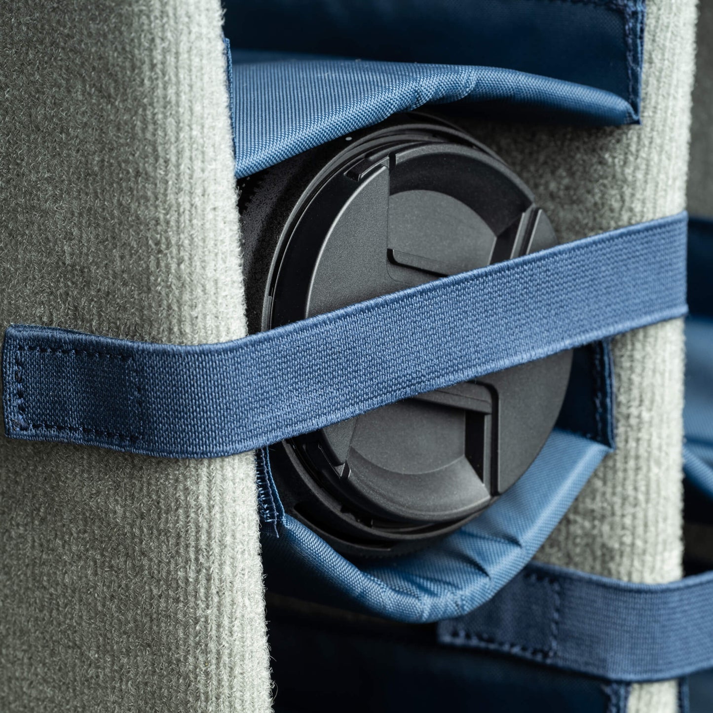 
                  
                    Elastic straps in the divider set keep camera gear secure when opening the front panel
                  
                