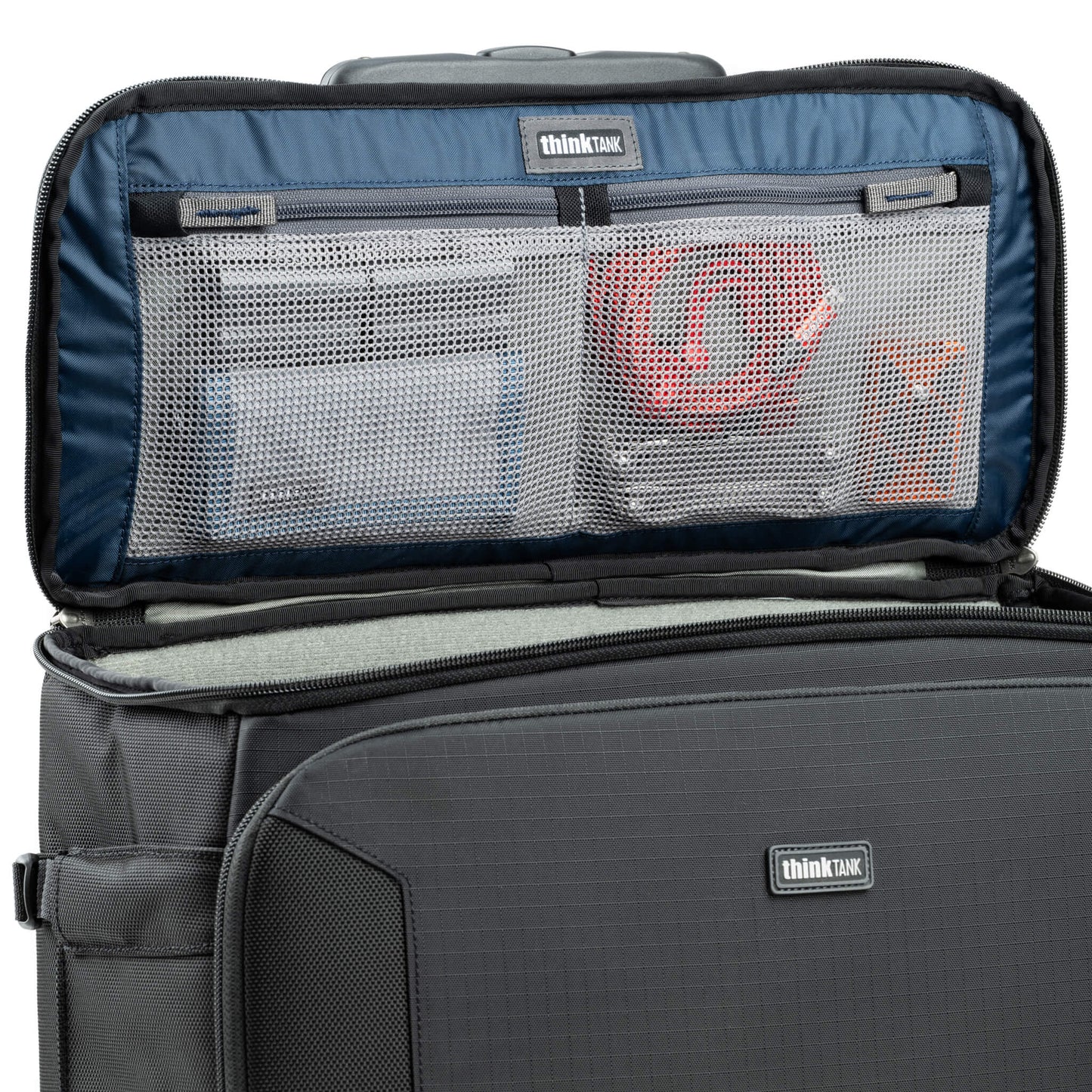 
                  
                    2 zippered mesh pockets on lid
                  
                