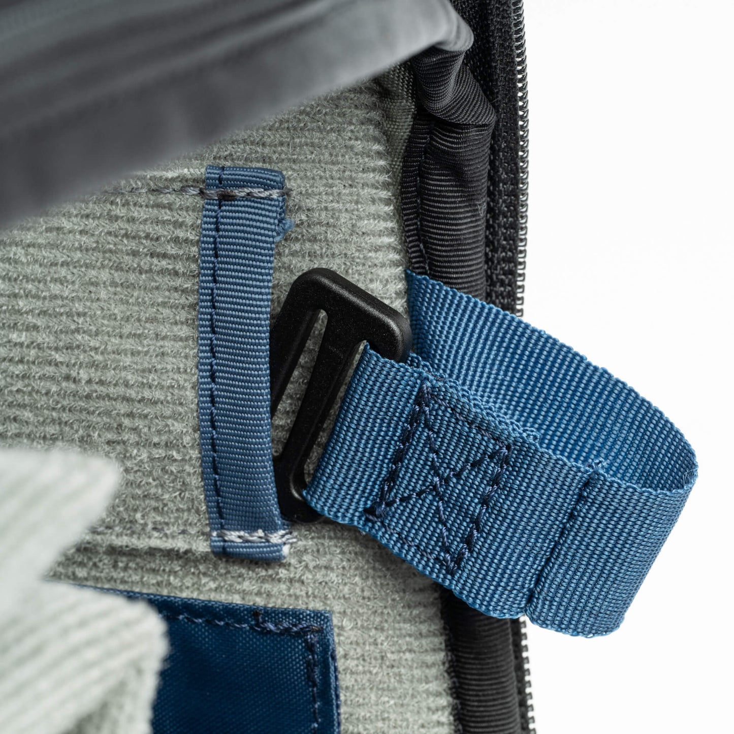 
                  
                    Tuck away front panel drop straps
                  
                