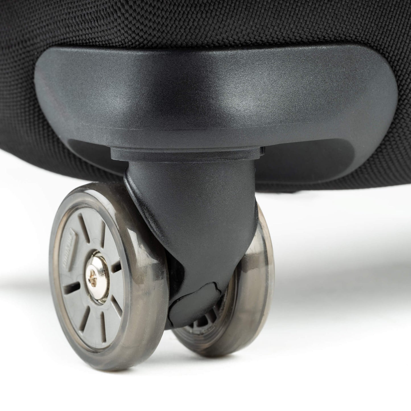 
                  
                    4 dual-wheel sets provide 360-degree maneuverability in tight spaces
                  
                